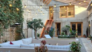 L’efecte “uau” que provoca un pati de 500 m³, que és la sala d’estar d’una casa a l’Hospitalet