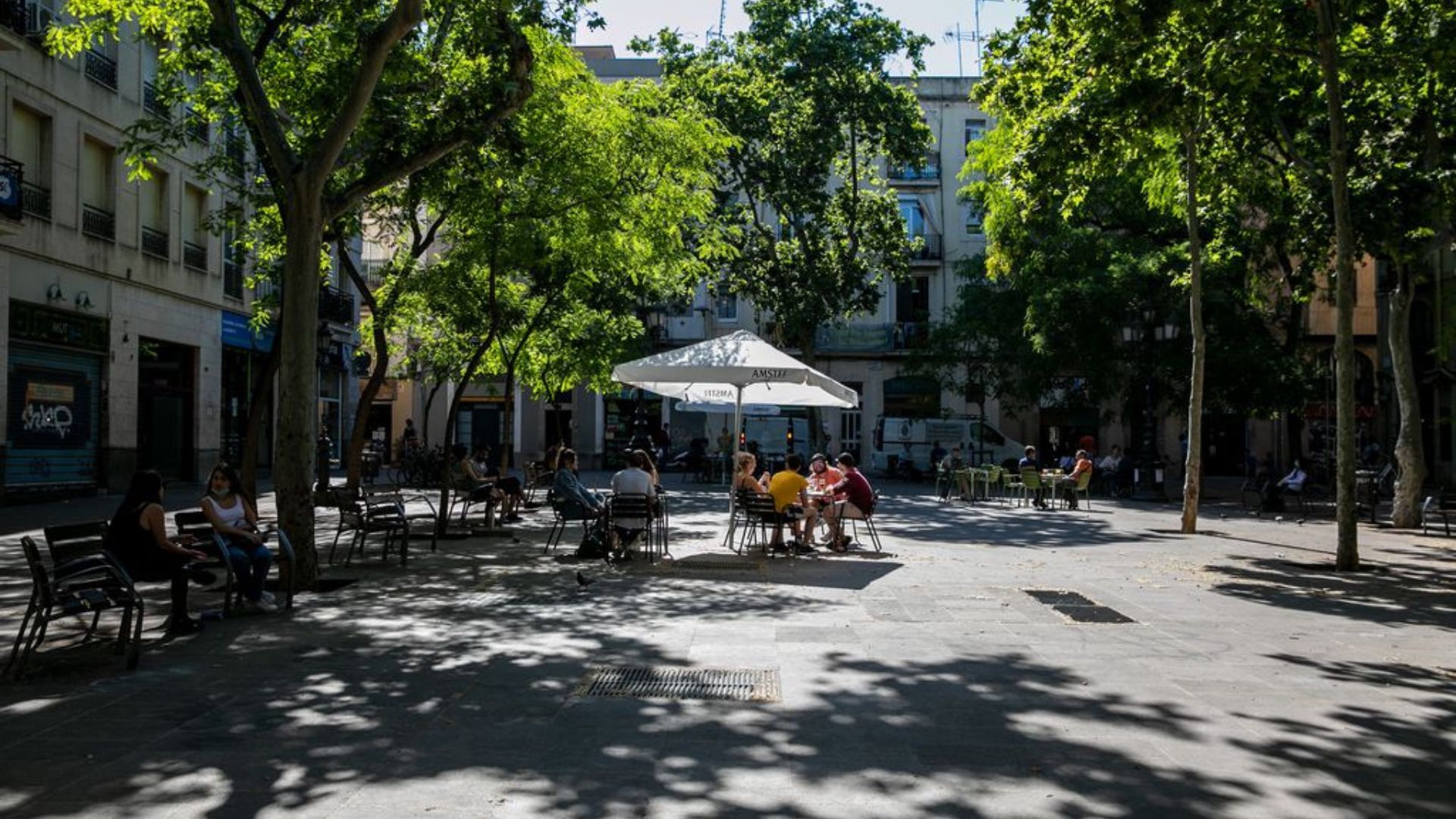 Terrasses a la plaça d'Osca a Sants