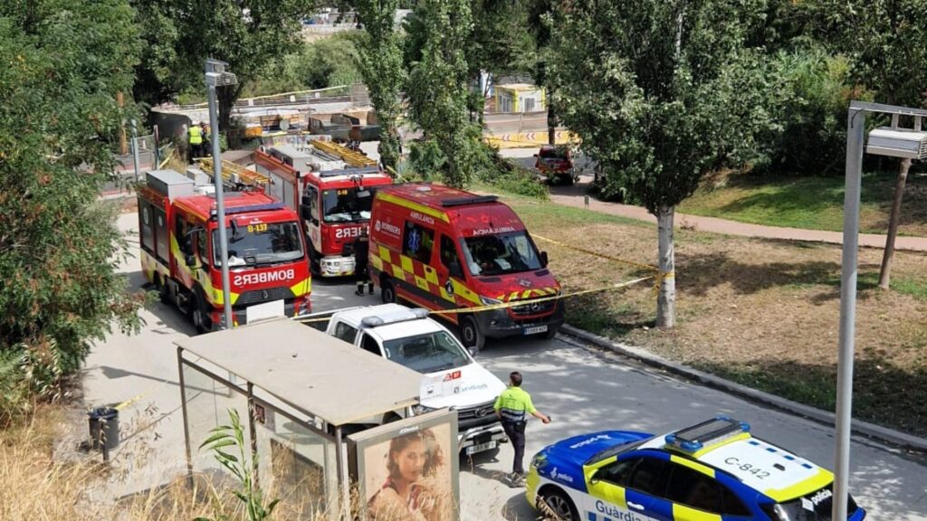 Esfondrament sense ferits a les obres de soterrament de l'R2 a Vallbona | Adif, Bombers de Barcelona, obres