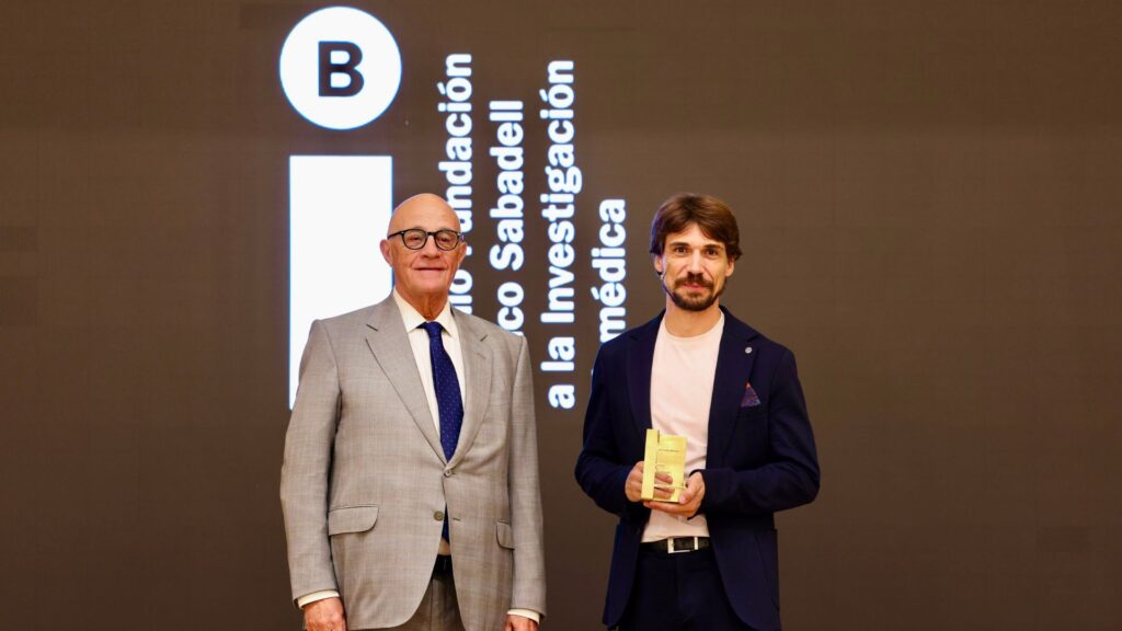Marc Güell i Pelayo García de Arquer s'enduen els premis científics de la Fundació Banc Sabadell | ciència, noves tecnologies