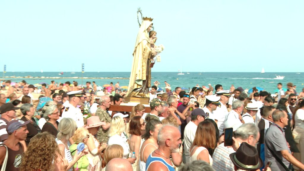La processó de la Mare de Déu del Carme passeja la imatge per terra i per mar | religió, tradicions