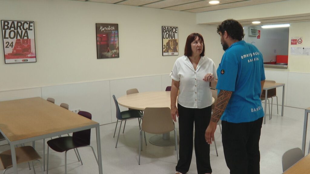 La comissionada d'Acci&oacute; Social de l'Ajuntament de Barcelona conversant amb un treballador del Centre d'Urg&egrave;ncies i Emerg&egrave;ncies Socials de Barcelona