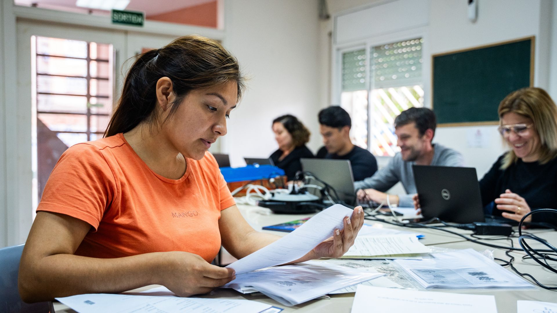 Càritas alerta que després de la regularització d'immigrants, el repte és la inserció laboral | Càritas, immigració, migrants