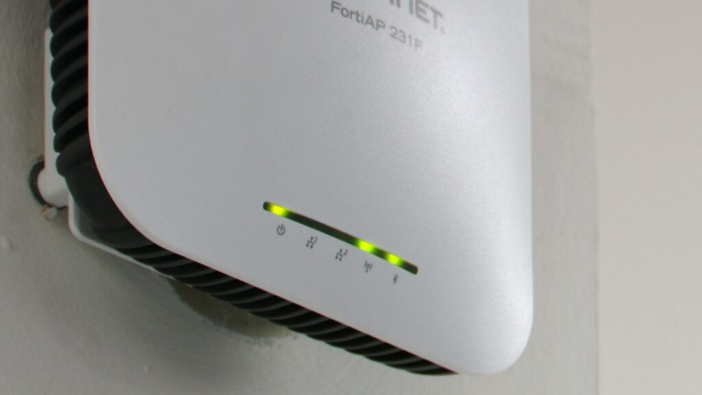 Alerta per l'ús de les wifi públiques durant les vacances: "Hi ha risc que s'intercepti informació" | Internet, vacances