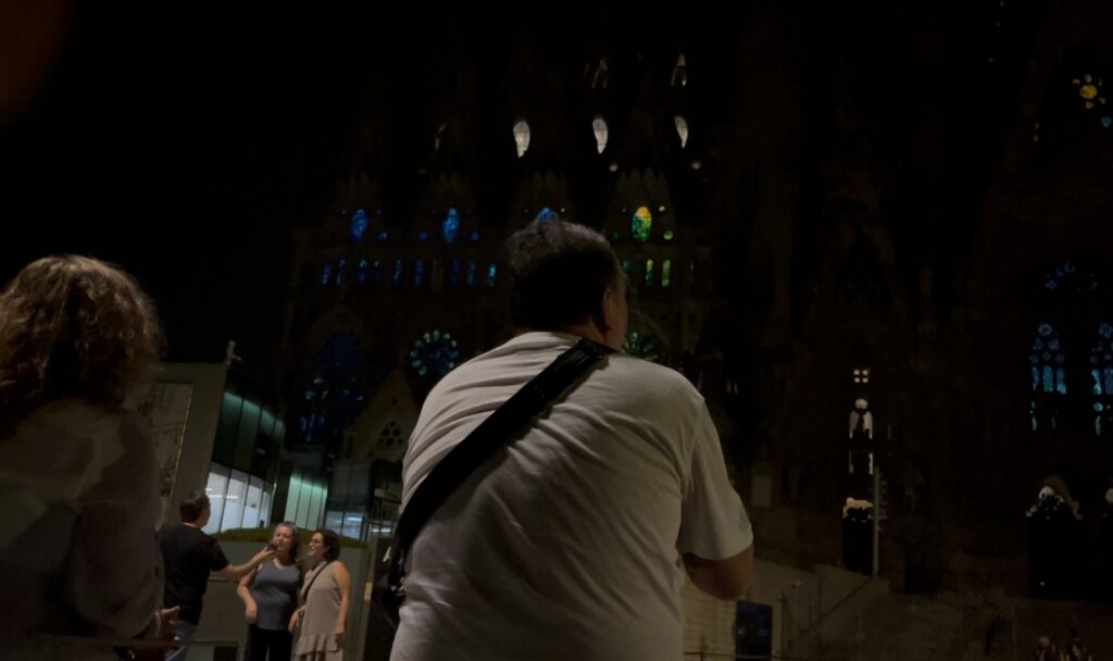 Barcelona s'obre a estudiar que edificis singulars s'il·luminin més temps durant la nit | Catedral de Barcelona, eixos comercials, llum, Sagrada Família