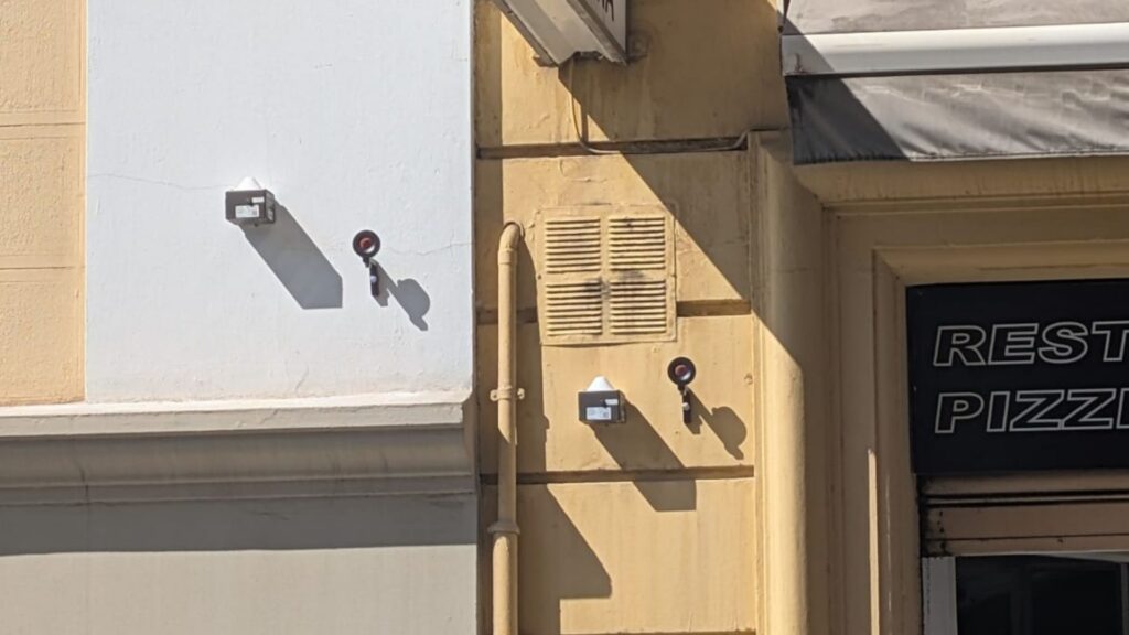 sensors topogràfics a l'edifici afectat per l'esvoranc del Putxet