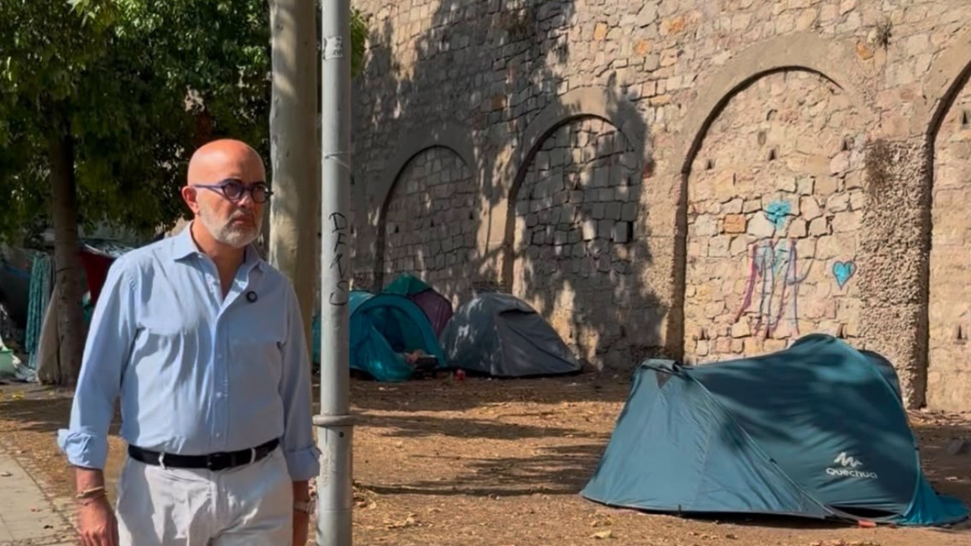 El PP diu que Barcelona s'està convertint en un gran campament de barraques per inacció de Collboni | assentaments, Parc de Montjuïc