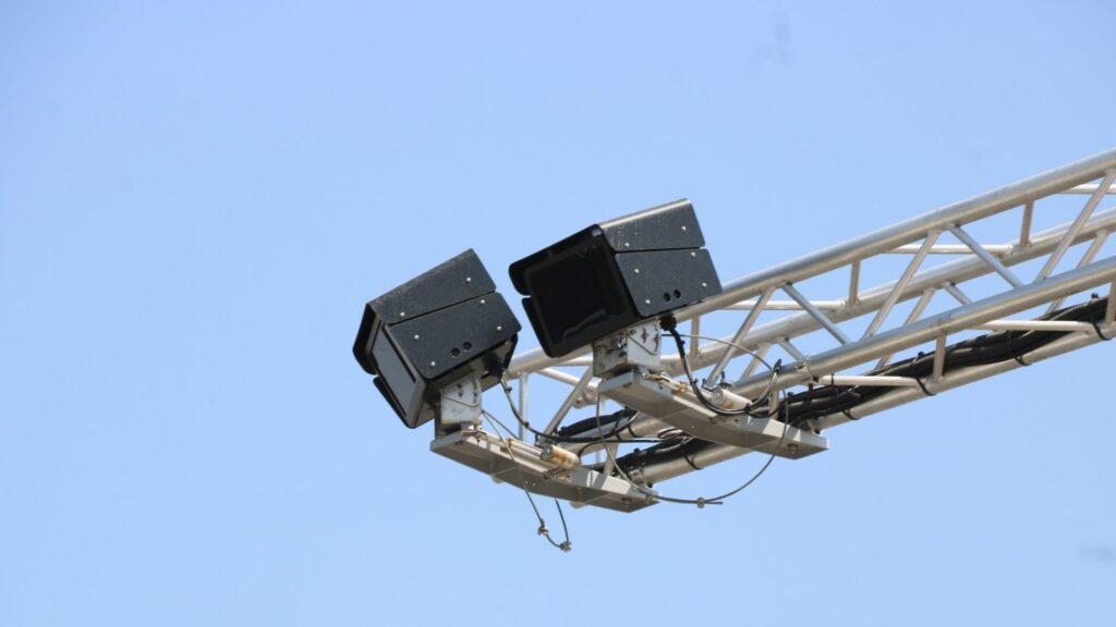 Nova tecnologia amb IA per detectar l'ús del mòbil al volant i qui no porta el cinturó