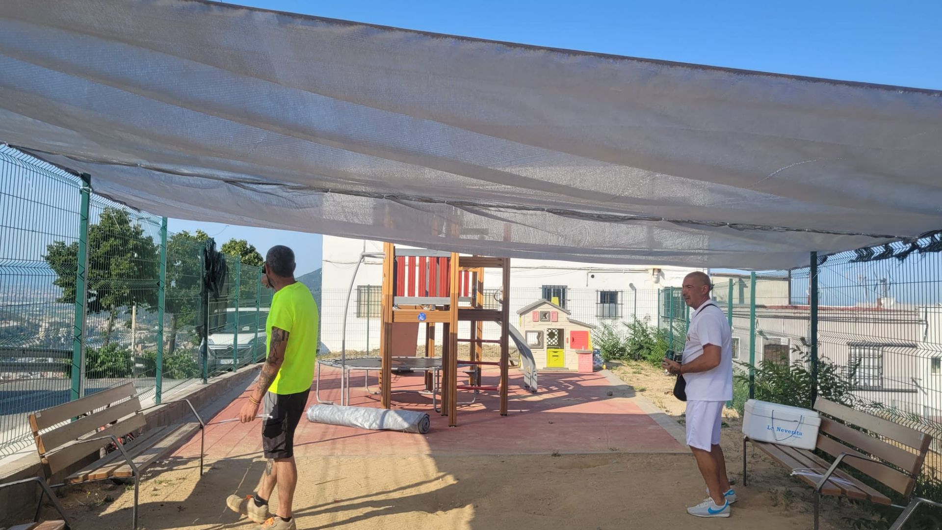 Veïns de Torre Baró tiren pel dret: compren i instal·len tendals en una àrea de joc infantil | Barris, canvi climàtic, infants, jocs