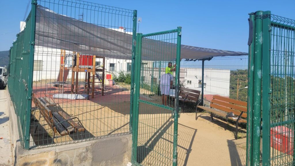 Veïns de Torre Baró tiren pel dret: compren i instal·len tendals en una àrea de joc infantil | Barris, canvi climàtic, infants, jocs