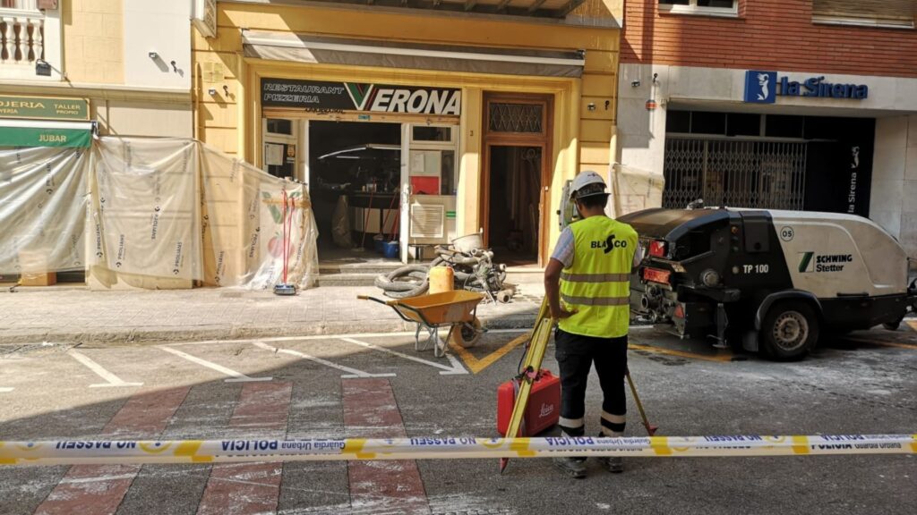 top&ograve;graf davant l'edifici afectat per l'esvoranc del Putxet