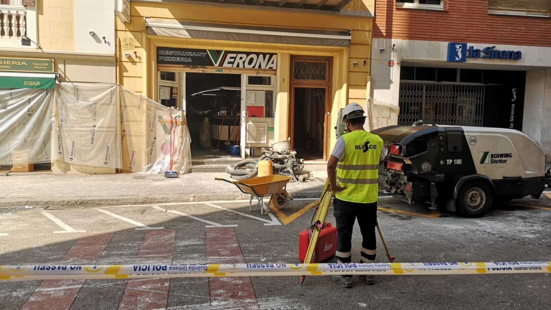 topògraf davant l'edifici afectat per l'esvoranc del Putxet