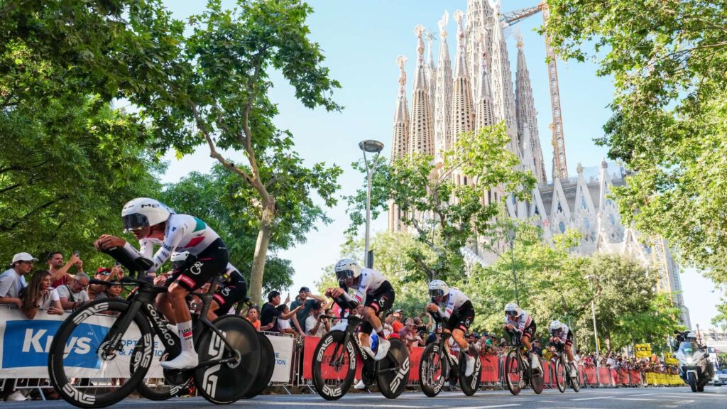 Tour de Barcelona ciclistes davant la Sagrada Família