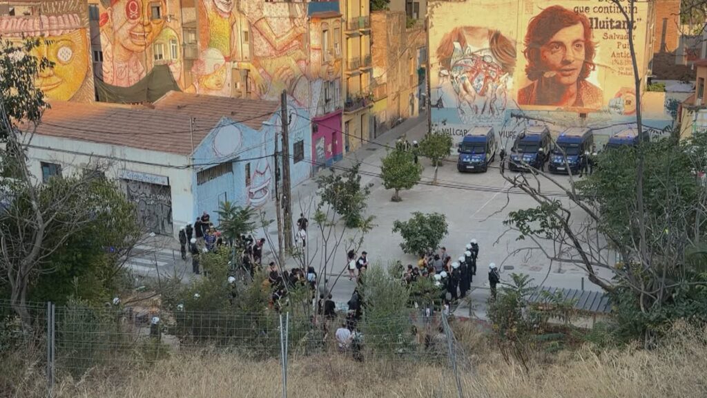 Desnonada una família amb dos menors que vivien en un taller de Vallcarca de titularitat municipal | desnonaments, menors, Mossos d'Esquadra