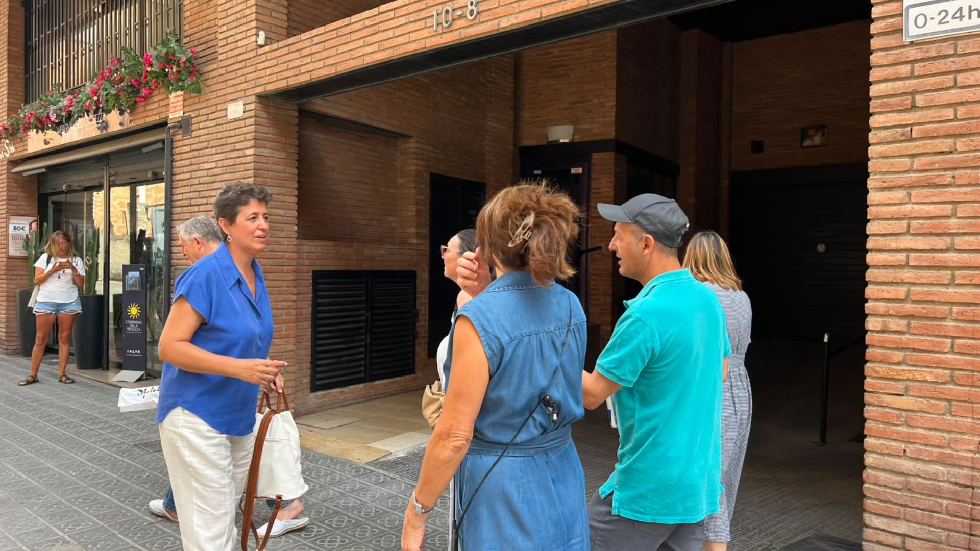 Front comú d'alguns dels afectats per l'esvoranc de les obres de l'L9 per reclamar indemnitzacions | Departament de Territori i Sostenibilitat, L9, obres