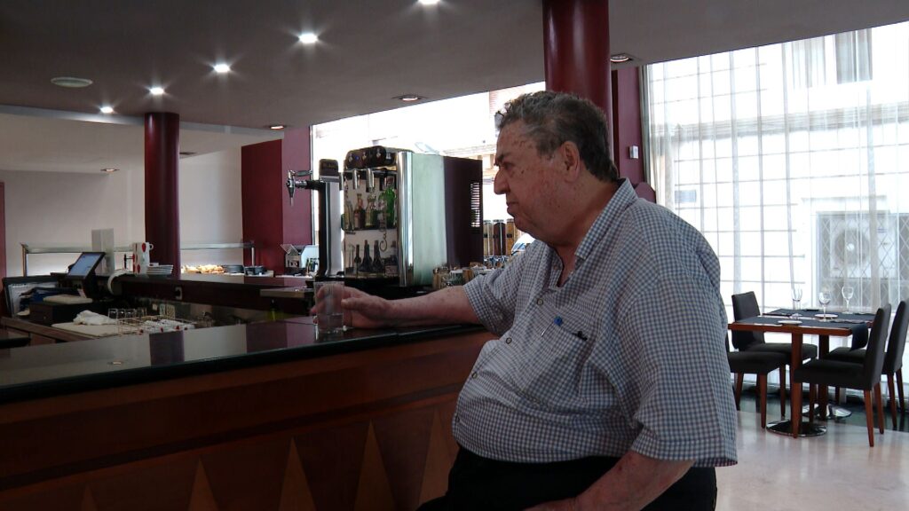 Viure en un hotel amb 86 anys, després de l'esvoranc de l'L9: "Ens fa falta estar a casa" | desallotjaments, Generalitat de Catalunya, gent gran, L9, obres
