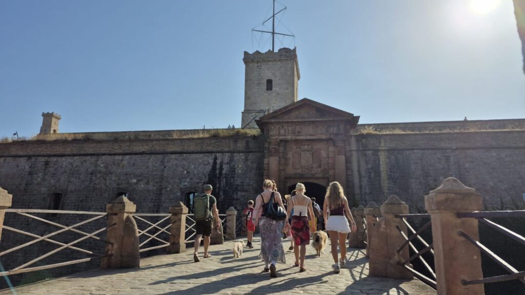 Espectadors entren al Castell de Montjuïc per observar l'eclipsi