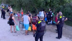 La Guàrdia Urbana desallotja el rec Comtal, un espai restringit al bany