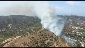 Així es veu l’incendi a Collserola des de l’aire | VÍDEO