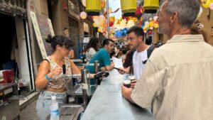 Comissions de Gràcia es reinventen contra l’alcohol: “Hem de ser un reflex de la societat”
