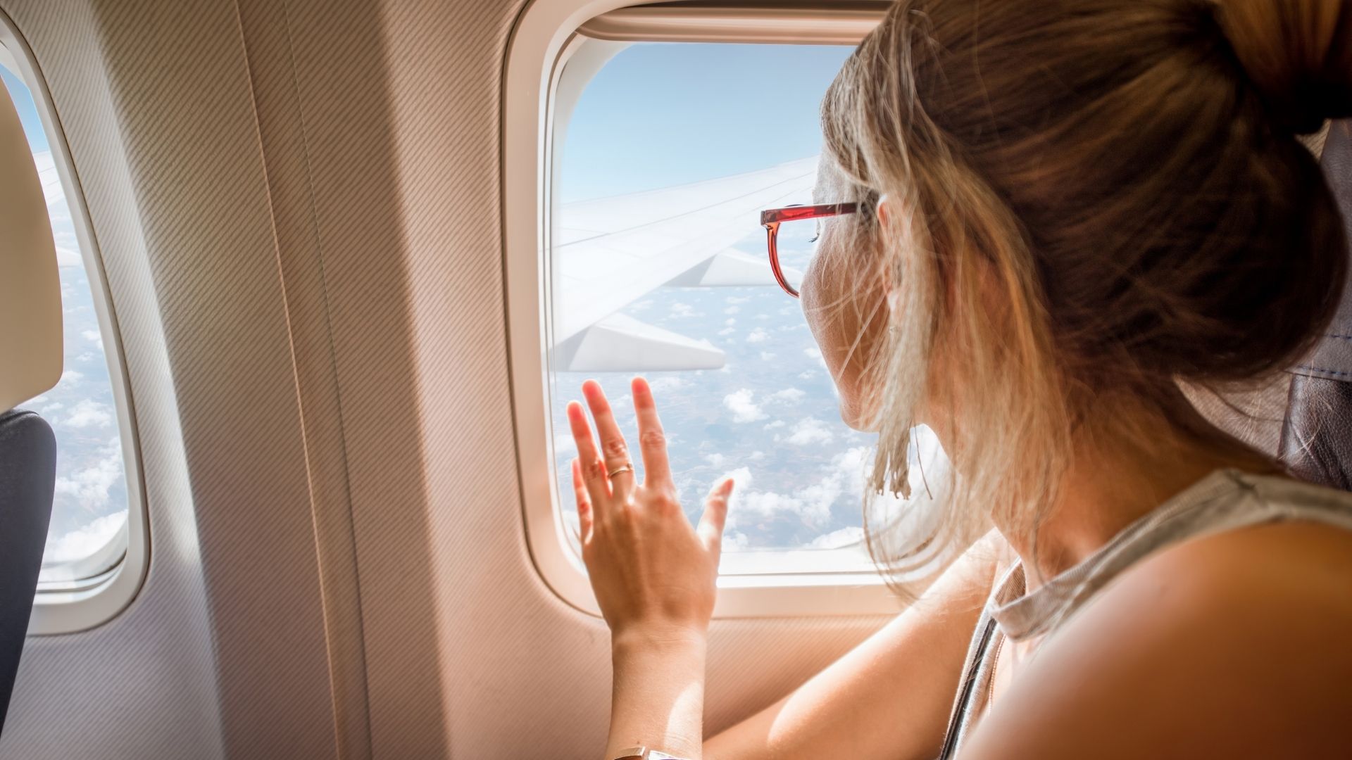 Passatgera mirant des de la cabina de l'avió