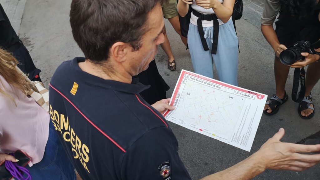 Els Bombers de Barcelona verifiquen els accessos als carrers de Gràcia i revisen els hidrants | Bombers de Barcelona, festes majors, Incendis
