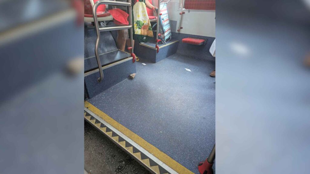 Vandalisme contra un bus: llancen una pedra i trenquen el vidre d'un vehicle de la Línia D20 | Ajuntament de Barcelona, autobús, TMB, vandalisme