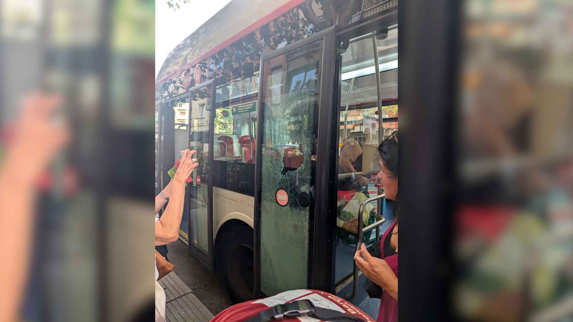 Vandalisme contra un bus: llancen una pedra i trenquen el vidre d'un vehicle de la Línia D20 | Ajuntament de Barcelona, autobús, TMB, vandalisme