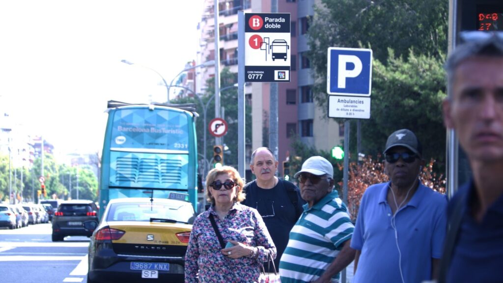 gent parada bus estiu calor transport p&uacute;blic