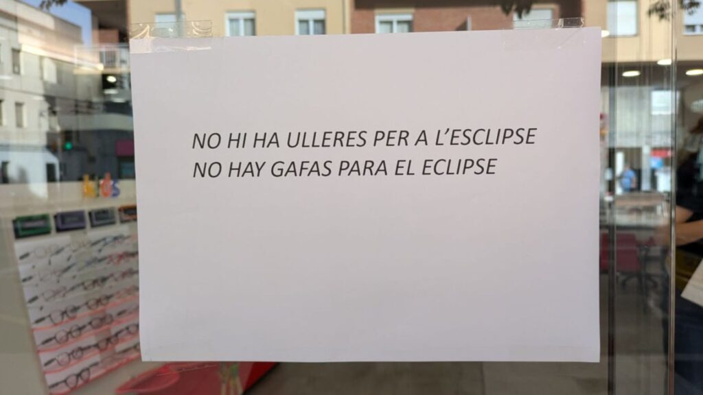 Pluja de cartells a les farmàcies: "No tenim ulleres per a l'eclipsi. I, sí, l'eclipsi és demà" | botigues, eclipsi, farmàcies