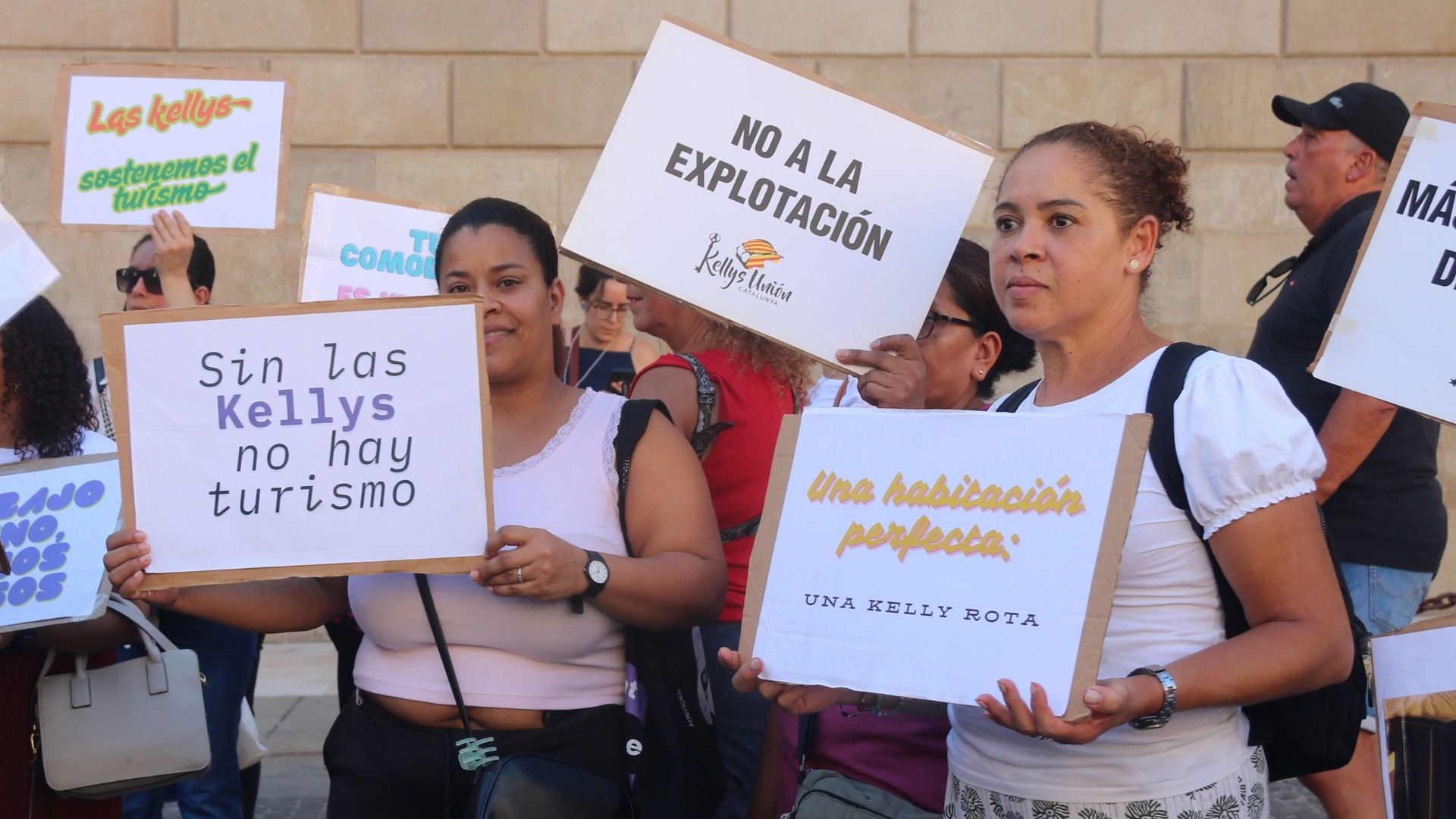 Concentració de "kellys" a Sant Jaume: "Som treballadores, no esclaves" | hotels, manifestacions a Barcelona, neteja