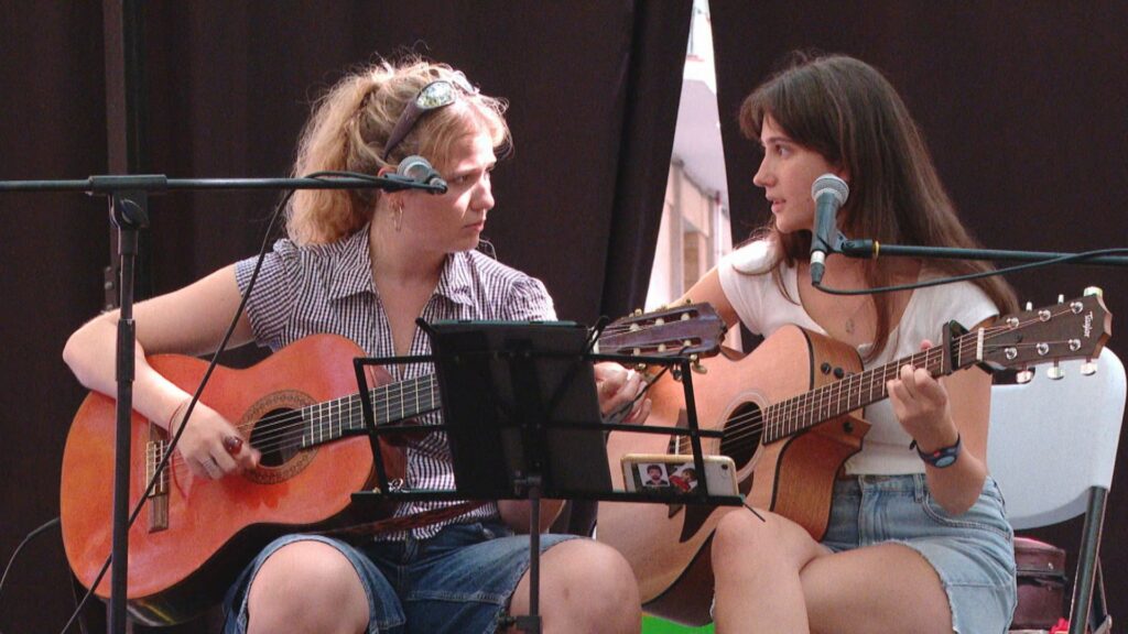 Luna Orleans i Sara Blasco uneixen les veus en un vermut musical a les festes de Gràcia | cantautors, concerts, Festa Major de Gràcia