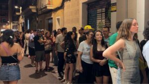 Cues de 30 minuts per entrar als carrers guarnits la primera nit de festes de Gràcia: “Val la pena”