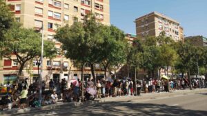 Llargues cues a la comissaria de Sant Martí per renovar documentació