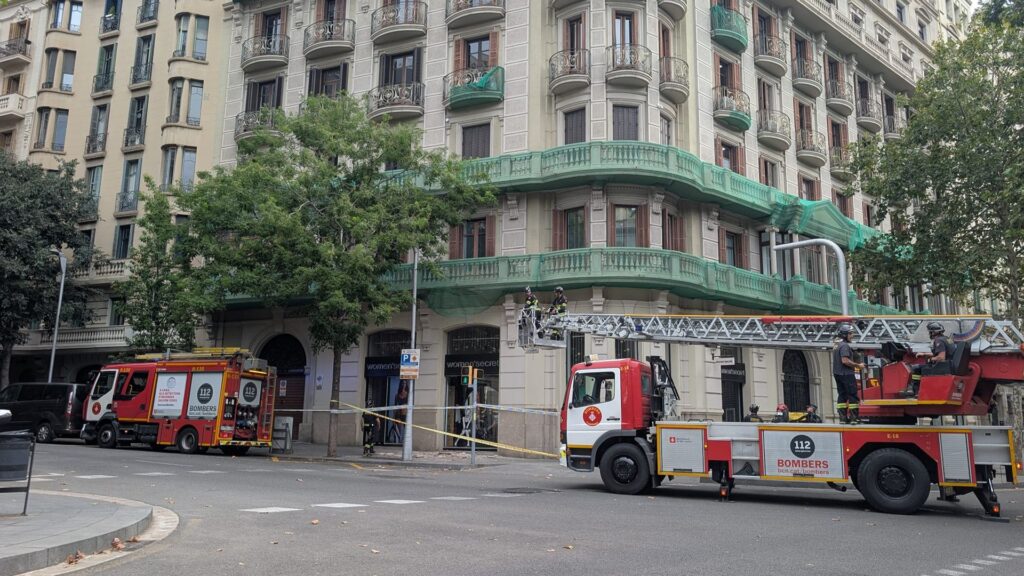 Ensurt al carrer de Casanova per un despreniment en un edifici pendent de rehabilitar | Bombers de Barcelona, rehabilitació