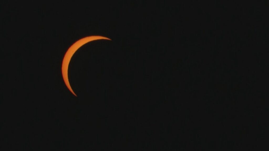 Barcelona viu l'eclipsi del segle: així s'ha seguit el fenomen, i així l'hem explicat | astronomia, eclipsi