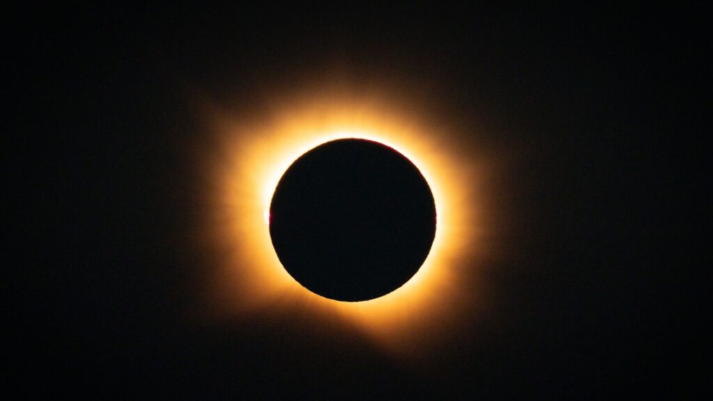 Barcelona viu l'eclipsi del segle: així s'ha seguit el fenomen, i així l'hem explicat | astronomia, eclipsi