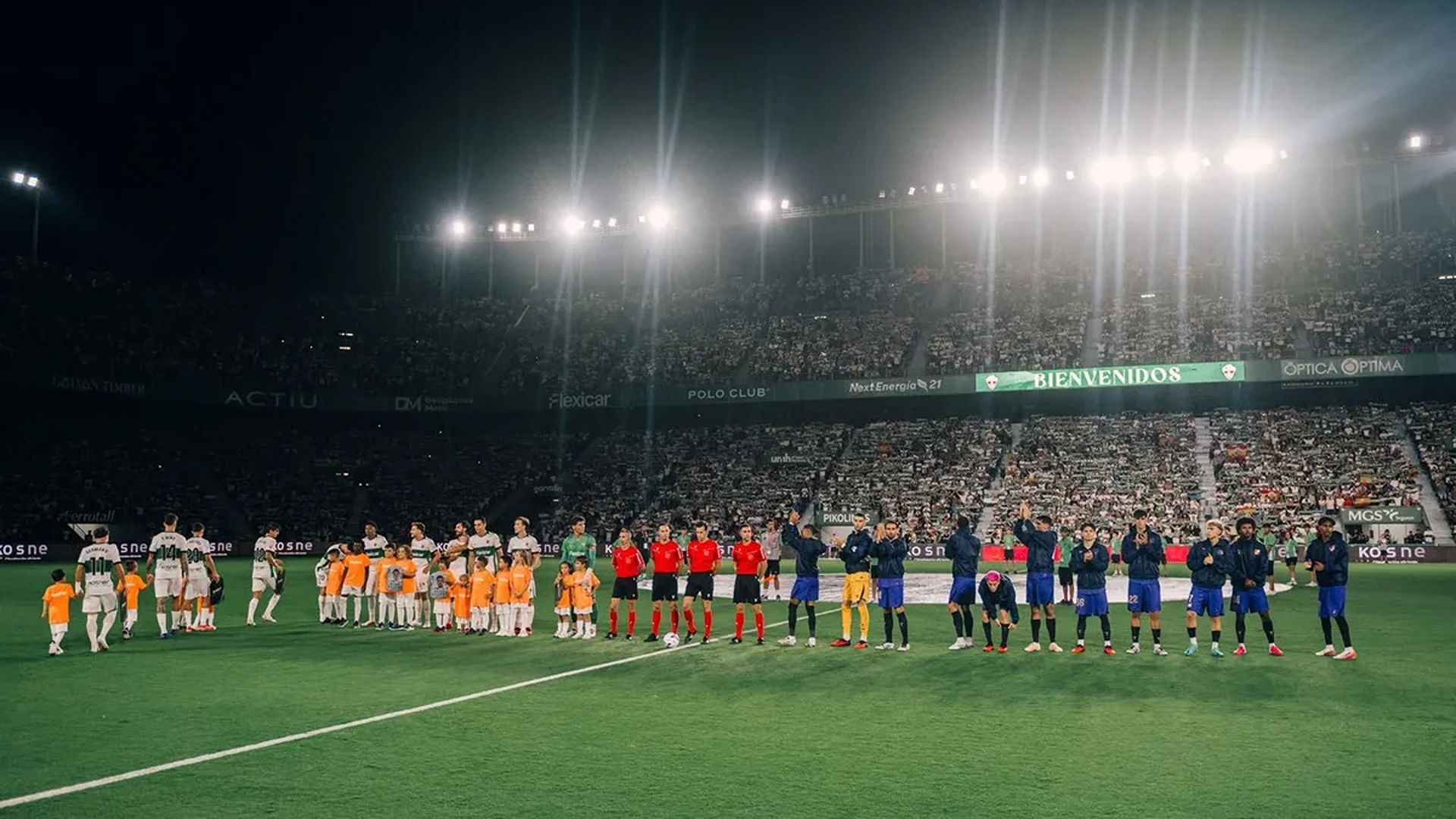 L'afició del Barça pateix cops de porra per dur estelades a Elx i el club condemna els fets | FC Barcelona, Primera Divisió