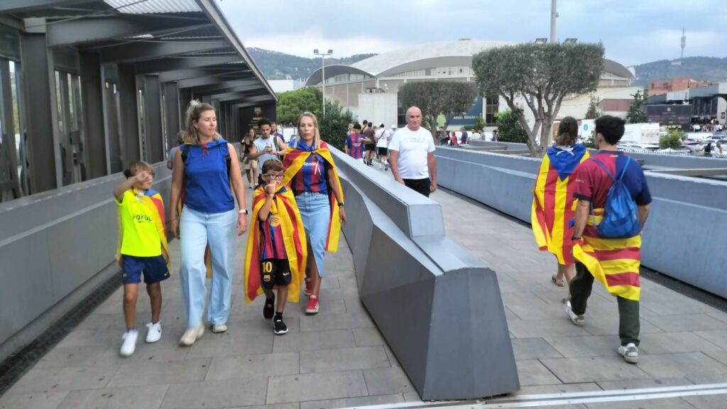 L'afició blaugrana respon a la crida: "S'ha de normalitzar portar l'estelada" | FC Barcelona, Primera Divisió