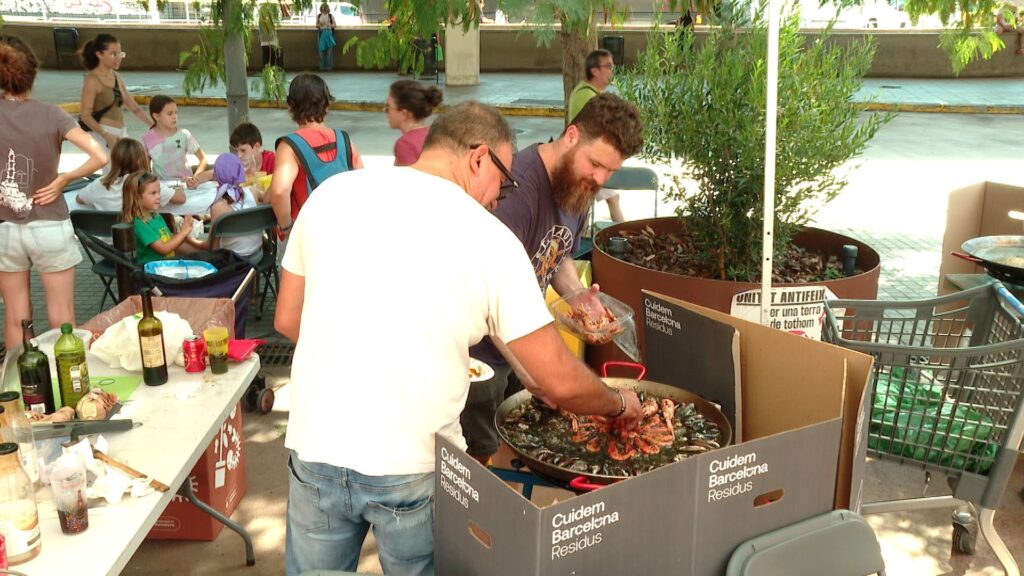 Entre vermuts, cultura popular i tradició: així arrenca la Festa Major de Sants | cultura popular, Festa Major de Sants, festes majors
