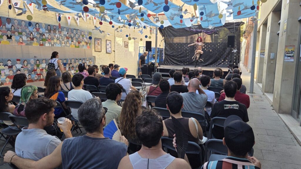 Entre vermuts, cultura popular i tradició: així arrenca la Festa Major de Sants | cultura popular, Festa Major de Sants, festes majors