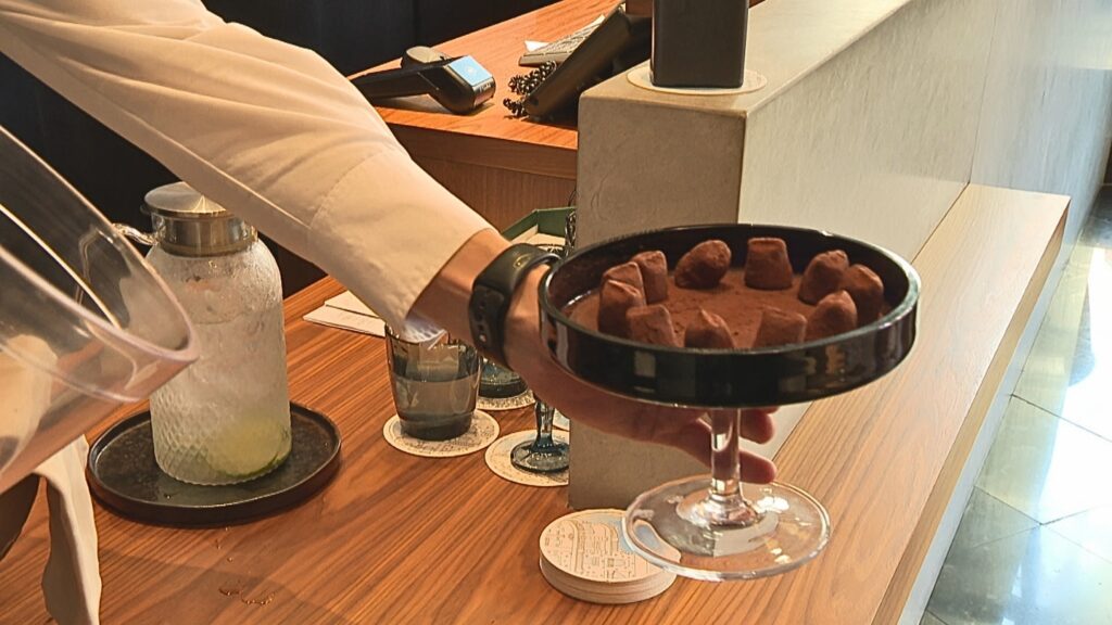 El secret per ser un bon grum d'hotel: ser atent, discret i "entendre qui tens davant" | feina, hotels