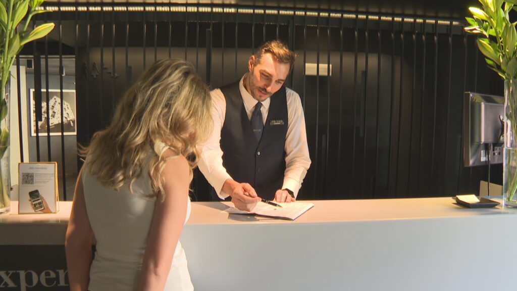El secret per ser un bon grum d'hotel: ser atent, discret i "entendre qui tens davant" | feina, hotels