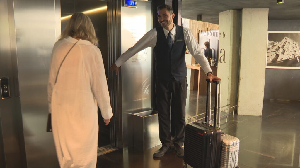El secret per ser un bon grum d'hotel: ser atent, discret i "entendre qui tens davant" | feina, hotels