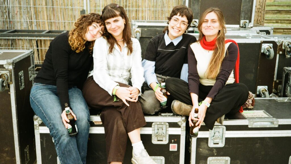 Grup de Ties fa el seu concert més complet a la Festa Major de Gràcia: "Fem rock de garatge" | concerts, dones, Festa Major de Gràcia, rock