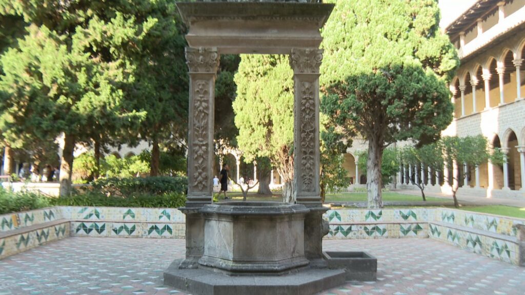 L'efecte de la llum de l'hora màgica al claustre del monestir de Pedralbes: "És colpidor" | arquitectura, estiu, patrimoni arquitectònic