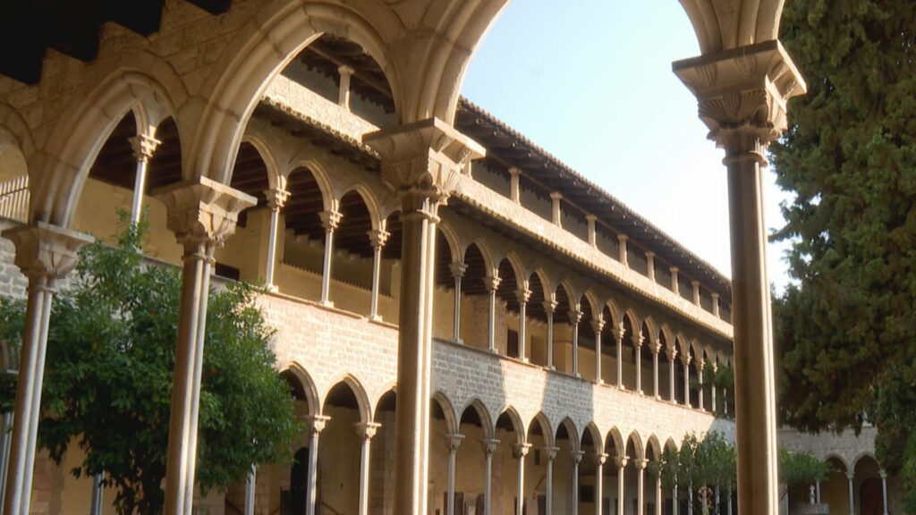L'efecte de la llum de l'hora màgica al claustre del monestir de Pedralbes: "És colpidor" | arquitectura, estiu, patrimoni arquitectònic