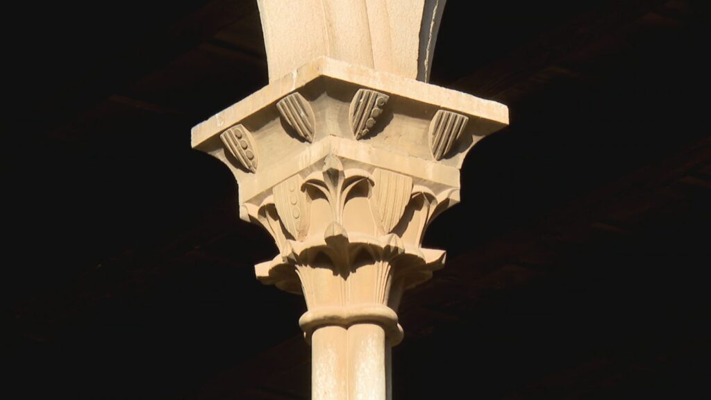 L'efecte de la llum de l'hora màgica al claustre del monestir de Pedralbes: "És colpidor" | arquitectura, estiu, patrimoni arquitectònic