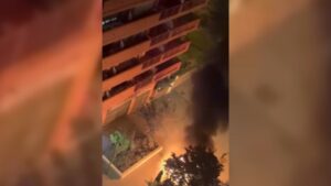 Ensurt al Clot per un piròman que cala foc a la terrassa d’un bar ruixant-hi benzina | VÍDEO