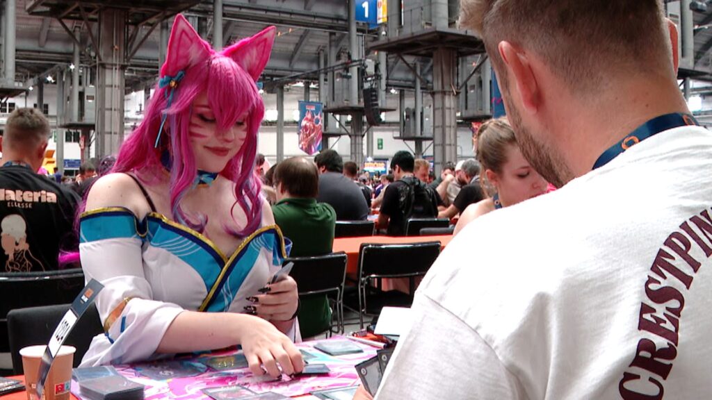 La febre de Riftbound, el joc de cartes de 'League of Legends', arriba a Barcelona | Fira de Barcelona, jocs, joves